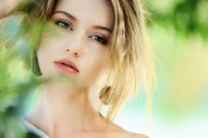 首を傾ける女性